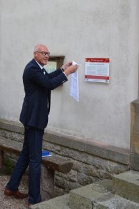 Gemeindevorstand Axel Schönebeck enthüllt das Schild